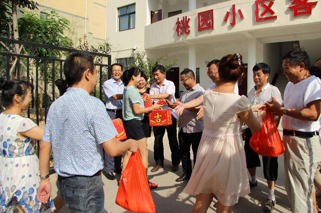 桃園社區(qū)組織團(tuán)員青年開展夏季送清涼活動