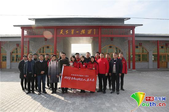 采風團成員合影留念。閻夢圓 攝