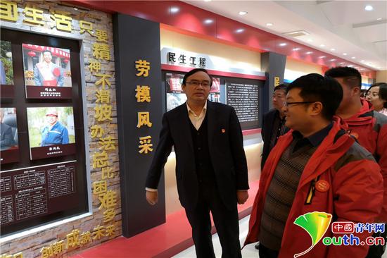采風團成員參觀下石節(jié)煤礦。閻夢圓　攝