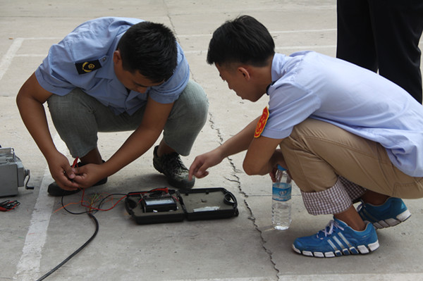 進行電纜芯線環(huán)阻和絕緣測試 進行電纜芯線環(huán)阻和絕緣測試