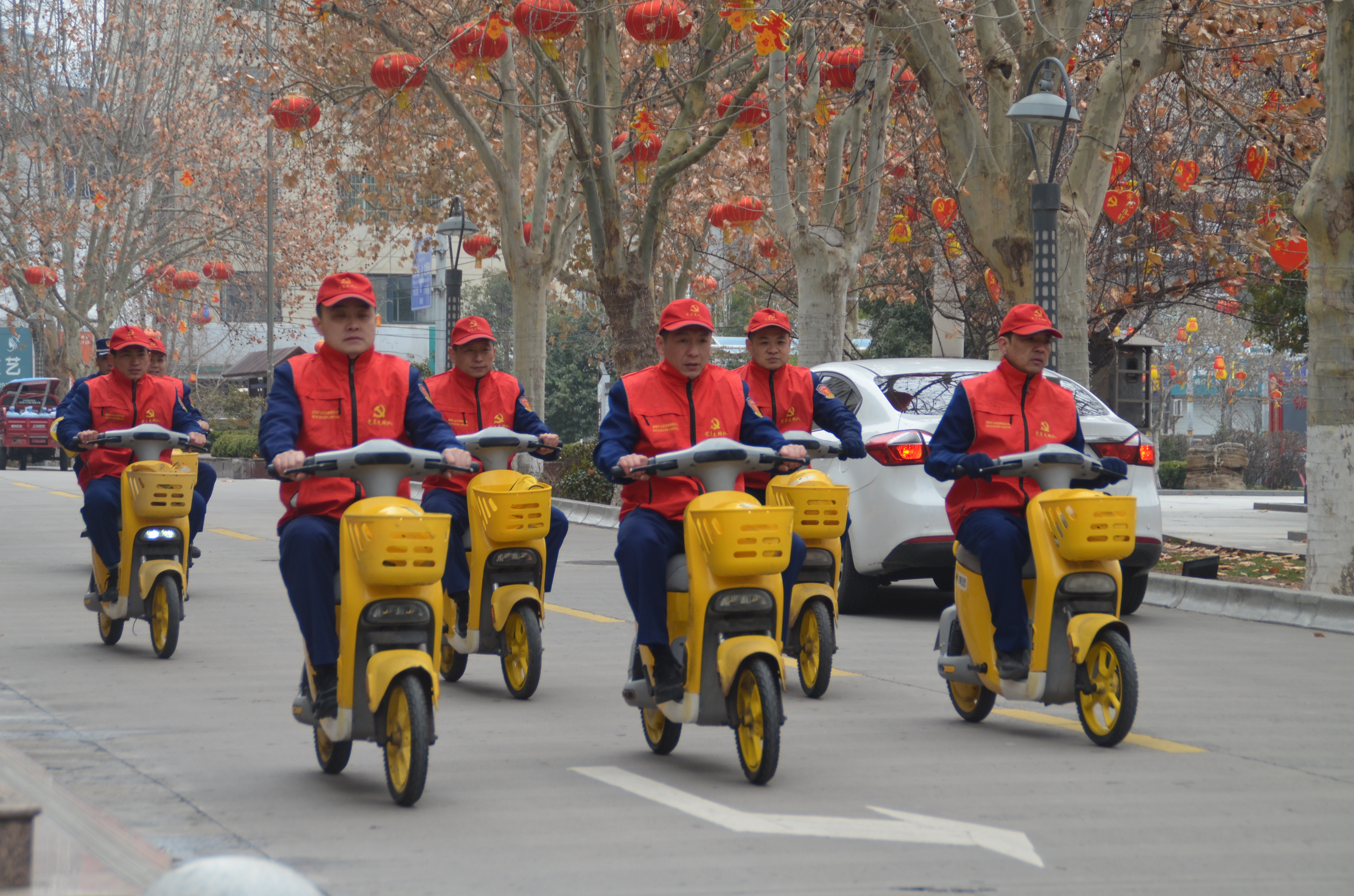 公司團(tuán)委組織青年志愿者在市區(qū)宣傳綠色出行、文明出行志愿服務(wù)活動(dòng)