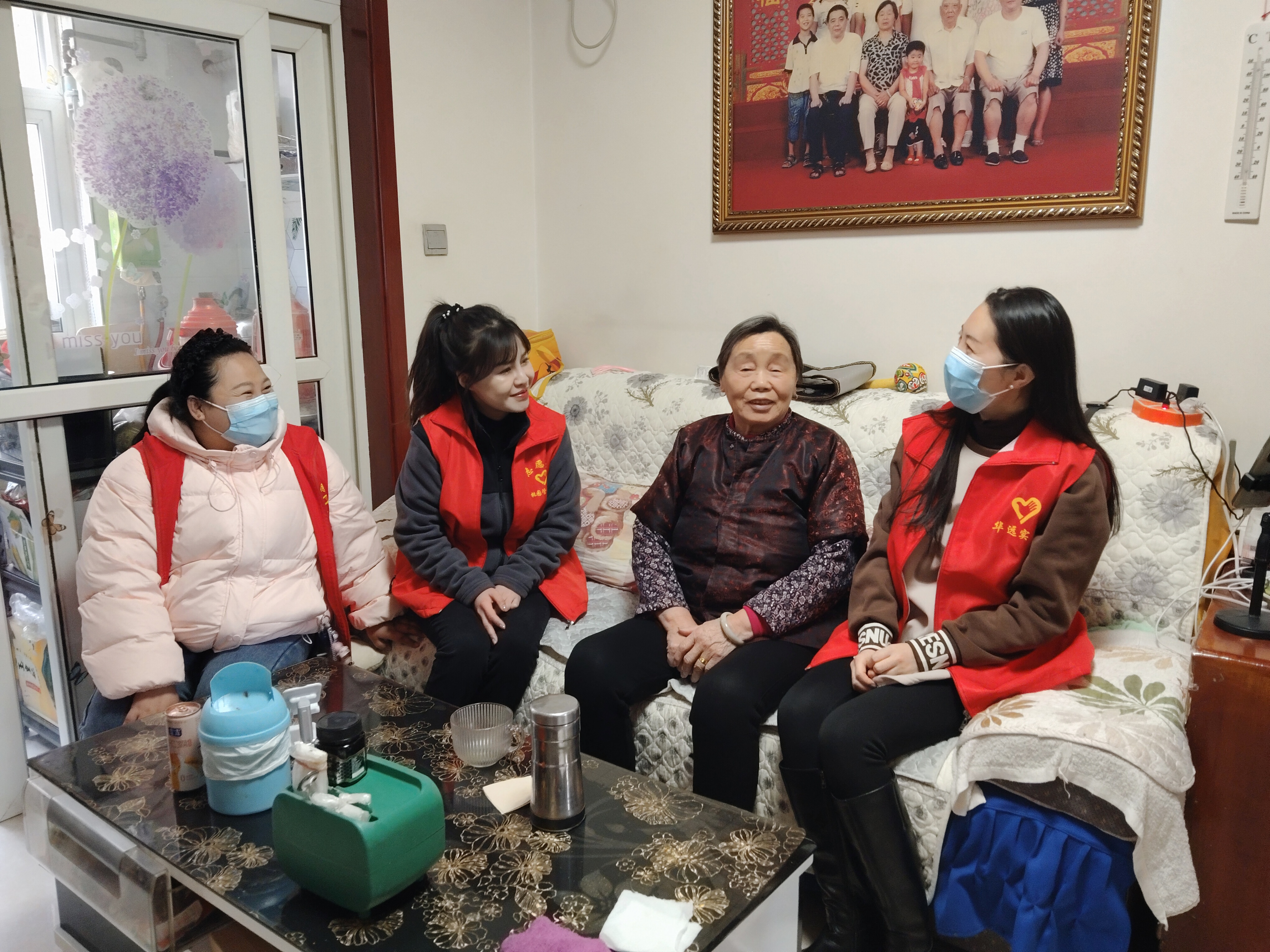 公司團(tuán)委組織青年志愿者桃園小區(qū)開展關(guān)愛孤寡老人、空巢老人志愿服務(wù)活